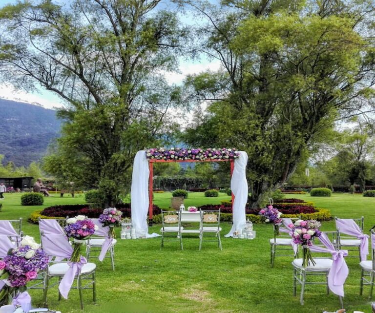 Decoración de iglesias en Cundinamarca, la Sabana de Bogotá y Boyacá. Con las flores más hermosas y una atención meticulosa, hacemos de cada boda, cumpleaños y evento corporativo una experiencia única y especial. Ya sea que desees una decoración floral romántica y clásica o un estilo más moderno y vanguardista, estamos aquí para hacer realidad tu visión. Desde impresionantes arcos florales hasta delicados centros de mesa, cada detalle se cuida con esmero para garantizar que tu evento sea inolvidable.
Confía en nosotros para proporcionarte flores frescas de la más alta calidad y un servicio de entrega puntual y confiable. ¡Déjanos convertir tu evento en una experiencia verdaderamente inolvidable con nuestra exquisita selección de flores!
Contáctanos hoy mismo para comenzar a planificar la decoración floral perfecta para tu boda o evento especial.