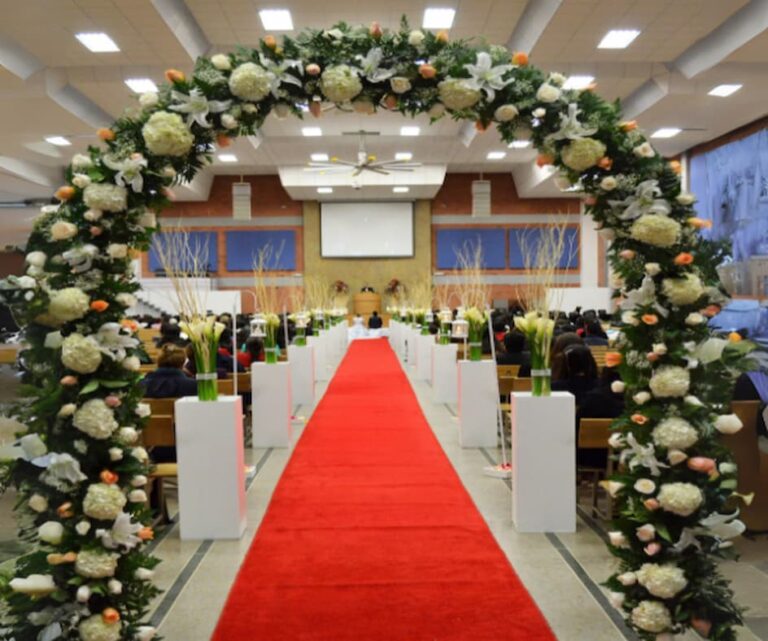 Decoración de iglesias en Cundinamarca, la Sabana de Bogotá y Boyacá. Con las flores más hermosas y una atención meticulosa, hacemos de cada boda, cumpleaños y evento corporativo una experiencia única y especial. Ya sea que desees una decoración floral romántica y clásica o un estilo más moderno y vanguardista, estamos aquí para hacer realidad tu visión. Desde impresionantes arcos florales hasta delicados centros de mesa, cada detalle se cuida con esmero para garantizar que tu evento sea inolvidable.
Confía en nosotros para proporcionarte flores frescas de la más alta calidad y un servicio de entrega puntual y confiable. ¡Déjanos convertir tu evento en una experiencia verdaderamente inolvidable con nuestra exquisita selección de flores!
Contáctanos hoy mismo para comenzar a planificar la decoración floral perfecta para tu boda o evento especial.