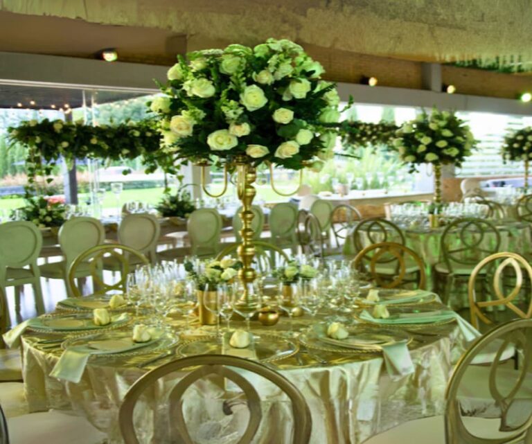 ¿Buscas agregar un toque de elegancia y frescura a tu boda o evento especial? En Decoraciones y alquileres Bogotá, ofrecemos un servicio de entrega de flores a domicilio para bodas y eventos en Bogotá y Boyacá.
Nuestro equipo experto en diseño floral trabaja en colaboración con las mejores haciendas de la Sabana de Bogotá y Boyacá para crear arreglos florales impresionantes y personalizados que complementen perfectamente tu ocasión especial.
Ya sea que desees una decoración floral romántica y clásica o un estilo más moderno y vanguardista, estamos aquí para hacer realidad tu visión. Desde impresionantes arcos florales hasta delicados centros de mesa, cada detalle se cuida con esmero para garantizar que tu evento sea inolvidable.
Confía en nosotros para proporcionarte flores frescas de la más alta calidad y un servicio de entrega puntual y confiable. ¡Déjanos convertir tu evento en una experiencia verdaderamente inolvidable con nuestra exquisita selección de flores!
Contáctanos hoy mismo para comenzar a planificar la decoración floral perfecta para tu boda o evento especial.