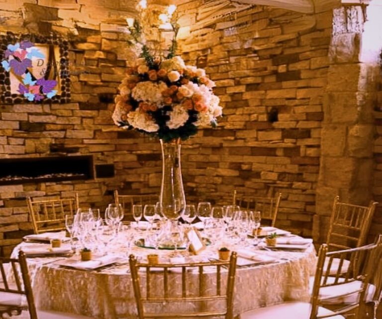 ¿Buscas agregar un toque de elegancia y frescura a tu boda o evento especial? En Decoraciones y alquileres Bogotá, ofrecemos un servicio de entrega de flores a domicilio para bodas y eventos en Bogotá y Boyacá.
Nuestro equipo experto en diseño floral trabaja en colaboración con las mejores haciendas de la Sabana de Bogotá y Boyacá para crear arreglos florales impresionantes y personalizados que complementen perfectamente tu ocasión especial.
Ya sea que desees una decoración floral romántica y clásica o un estilo más moderno y vanguardista, estamos aquí para hacer realidad tu visión. Desde impresionantes arcos florales hasta delicados centros de mesa, cada detalle se cuida con esmero para garantizar que tu evento sea inolvidable.
Confía en nosotros para proporcionarte flores frescas de la más alta calidad y un servicio de entrega puntual y confiable. ¡Déjanos convertir tu evento en una experiencia verdaderamente inolvidable con nuestra exquisita selección de flores!
Contáctanos hoy mismo para comenzar a planificar la decoración floral perfecta para tu boda o evento especial.